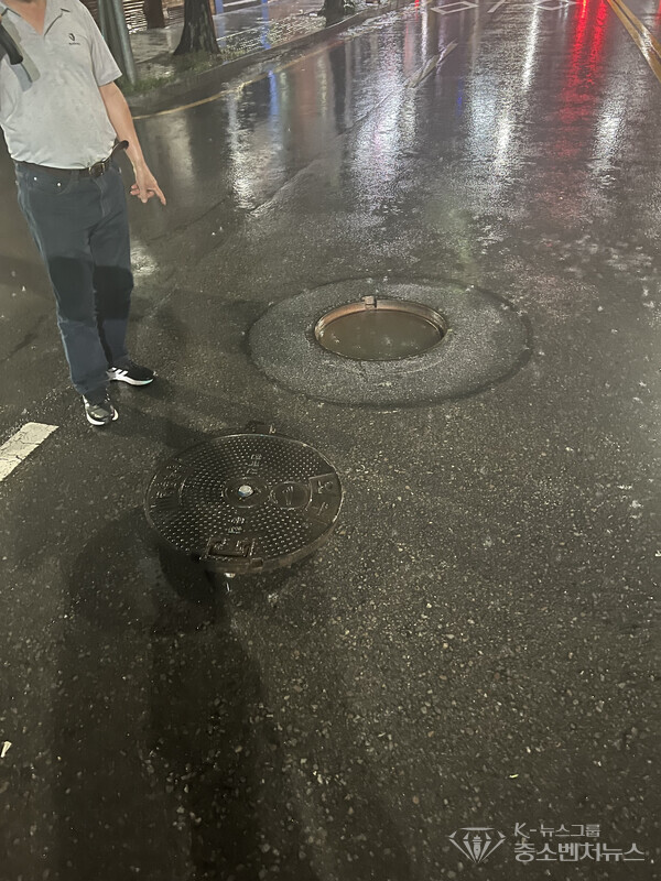 운행중 갑자기 도로위로 올라온 맨홀