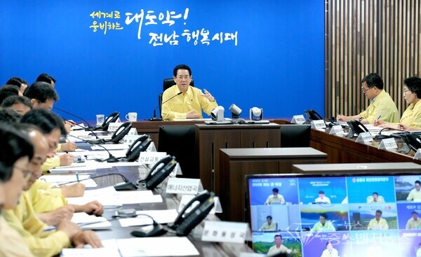 ▲ 김영록 전라남도 도지사  호우 대비 긴급 재난 대책회의 주재 모습 ▲