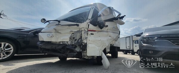 [당시 사고를 당한 피해 택배차량 외부사진]-사진 제보자 제공