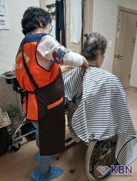 수원시 영통구 망포2동 지역사회보장협의체, 찾아가는 이미용 봉사로 이웃사랑 실천