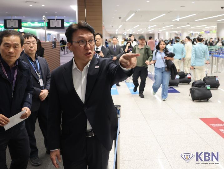 김민석 국무총리가 미국·스위스 순방을 마치고 19일 인천공항을 통해 귀국한 뒤 입국장 안전관리 상황을 점검하고 있다.