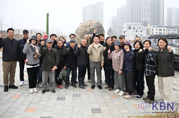 의정부시는 3월 28일 산곡동 독바위문화공원(산곡동 795번지)에서 자원봉사자들과 함께 수국 식재를 진행했다.