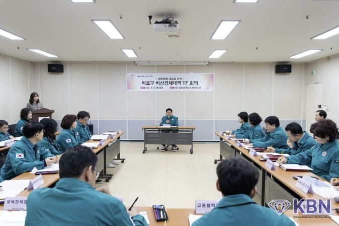 박강수 마포구청장이 비상경제 대책 TF 회의에 참석해 당부사항을 전달하고 있다.