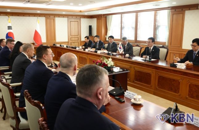 김민석 국무총리가 13일 세종대로 정부서울청사에서 도날드투스크 폴란드 총리를 접견, 인사 및 회담을 하고 있다.(국무조정실)