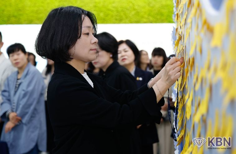 16일 본청 북카페에서 ‘세월호 참사 12주기 추모 및 안전한 광주교육 다짐 행사’ 중 본청 직원들이 고래 조형물에 추모와 실천 의지를 담은 메모를 부착하고 있다.